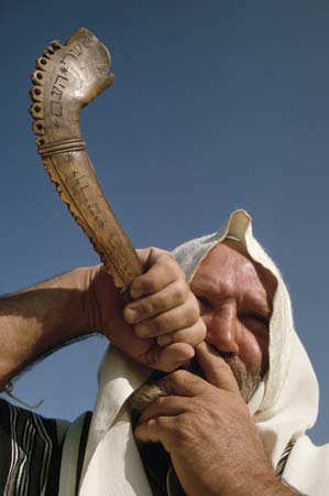 http://kjzz.org/news/arizona/archives/200709/deborah/yomkippur.jpg