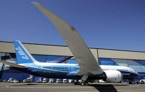 The new Boeing Dreamliner may have a serious security vulnerabilityin its onboard computer networks.